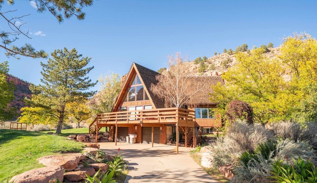 Family Cabin w/Hot Tub | Red Rock Views | Pets