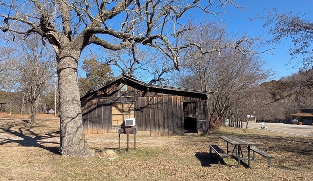 Family cabin w/large fireplace