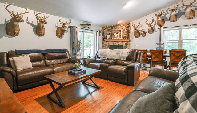 Family Cabin w/Hot Tub: 10 Mi to The Dells!