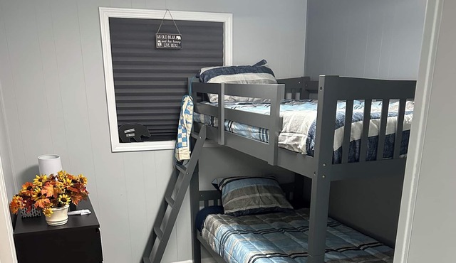 Family Cabin with Bunk Beds and Washer/Dryer across from Pipestem State Park