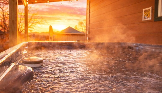 Family Cabin with Hot Tub and Game room and Fire pit
