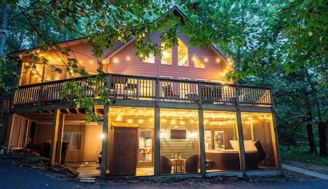 Family Chalet at Wintergreen - Hot Tub, Sauna, Fire Pit, Game Room - Sleeps 16