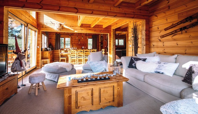 FAMILY CHALET AT LA JOUE DU LOUP, 50M FROM THE SLOPES FOR 14 PEOPLE