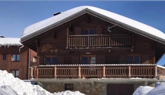 FAMILY CHALET AT THE FOOT OF THE SLOPES AND SHOPS