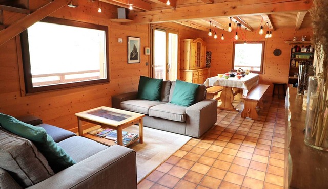 Family Chalet: Sleeps 10, Near Village & Slopes, WiFi, Fireplace, BBQ, Game Room