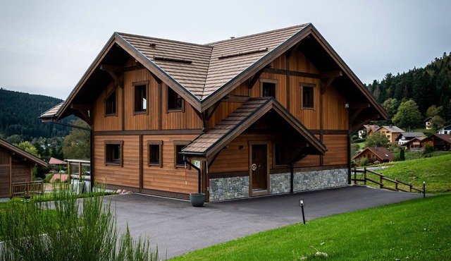 Family chalet with sauna and terrace near the lake