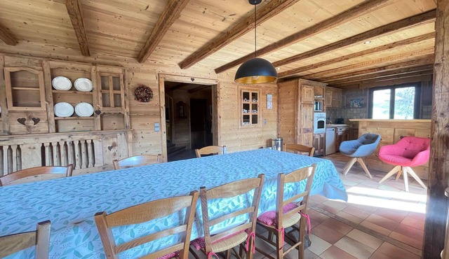 Family chalet in Flumet, 8 sleeps, balconies and garden