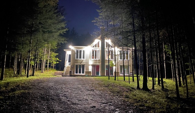 Family chalet in the woods, rental 31 nights+, sleeps 12