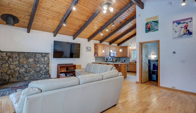 Family Chalet Near Storyland - Fenced Yard - Sleeps 11 - Quiet Linderhof Retreat