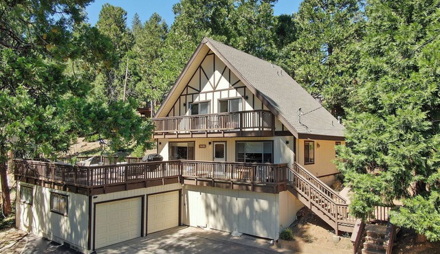 Family Chalet w/Hot Tub nestled in Blue Lake Springs