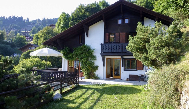 Family chalet with, terrace, garden and superb view, at the entrance to Villars