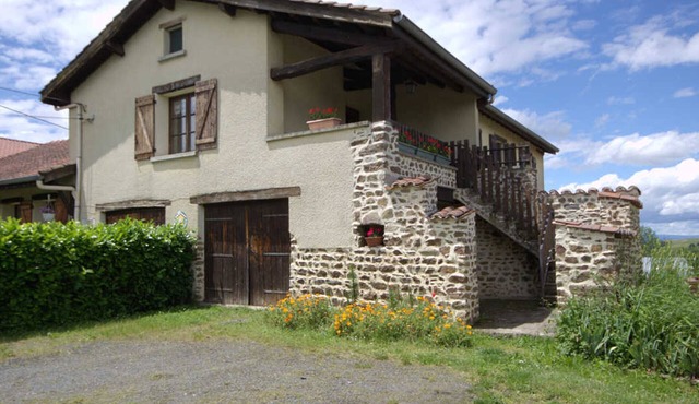 Family cottage with outdoor games near St-Galmier
