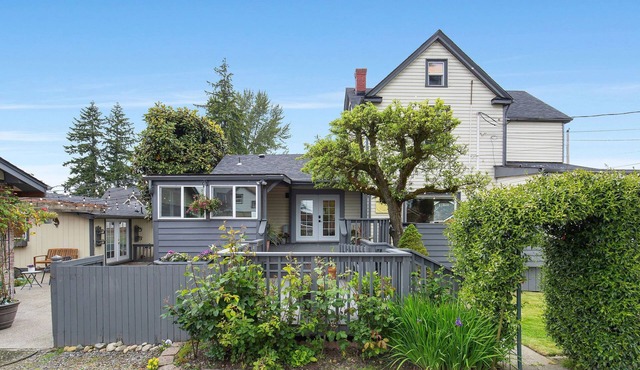 Family compound in North Tacoma! Large house, guest house, game room, koi pond!