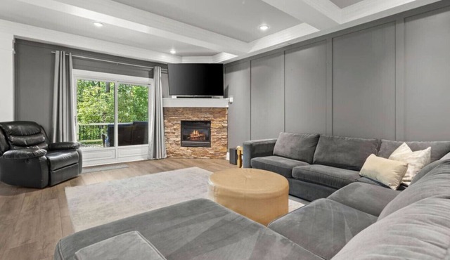 Family Condo for 6 | 10 Minutes to Blue Mountain!