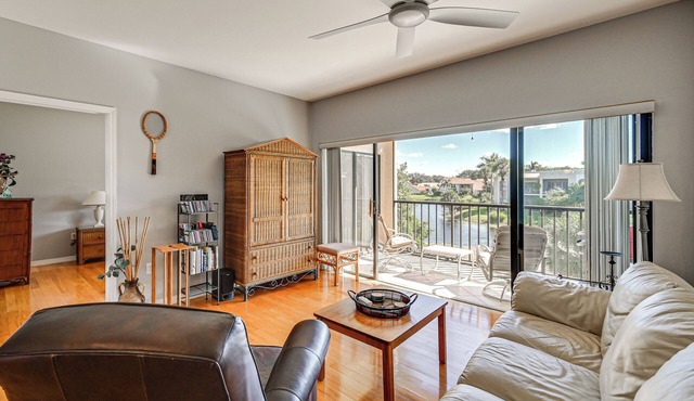 Family Condo w/Pool! 3 Mi to Naples Beach
