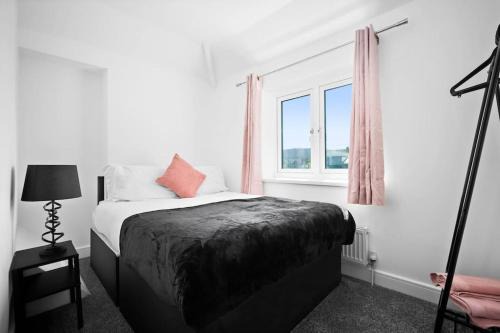 Family Contractors 3 bed house free parking sleeps7