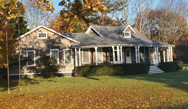 Family cottage with tennis and bay access - 15 miles from US Open, sleeps 9