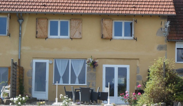 Family cottage in Auvergne, wifi and playground for a change of scenery