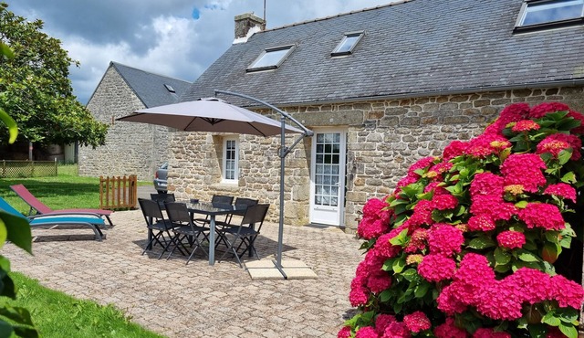 🏡 Family Cottage in the Countryside with Heated Indoor Pool Near Quimper,