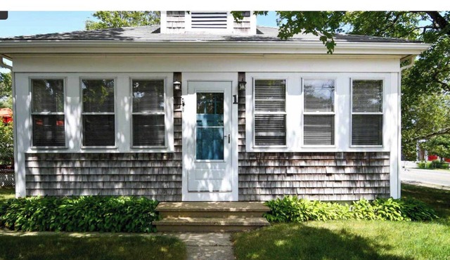 Family cottage in Oak Bluffs. Close to town