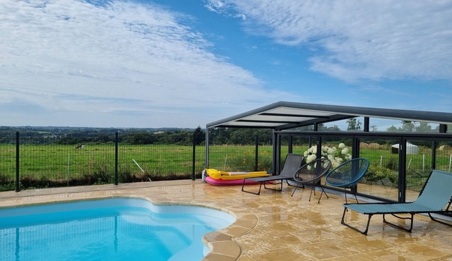 Family cottage in quiet countryside, heated swimming pool South Finistere
