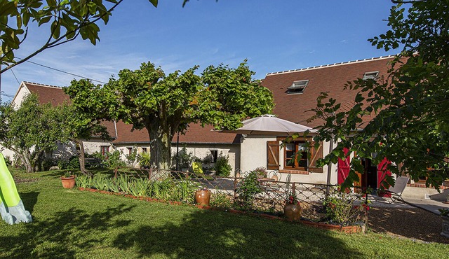 Family cottage near Loire castles with garden and children's games