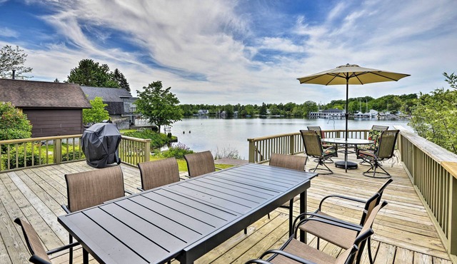 Family Cottage on Chaumont Bay, Walk to Downtown