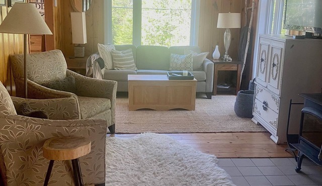 Family cottage remote work haven. Starlink. Ski hill, trails, and Nordic spa.