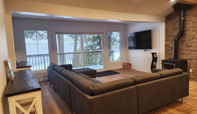 Family Cottage Retreat on Rice Lake n(Sleeps 7 & 2 Bathrooms)