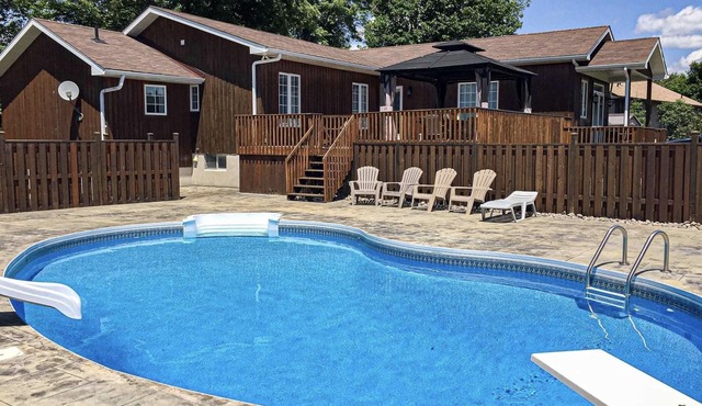 Family Cottage with a hot tub & heated pool minutes to Highland Trails & Marina