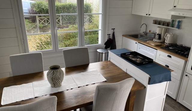 Family cottage with garden 200 metres from the beach