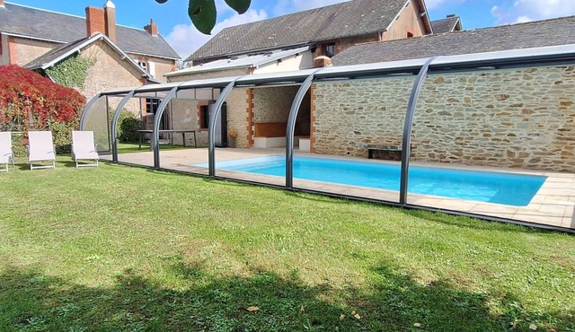 Family cottage with heated pool in Legé