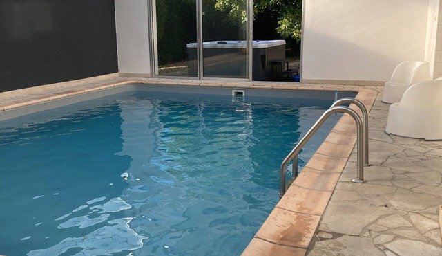 Family cottage with private spa & heated pool