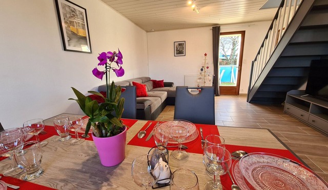 Family cottage with shared pool, terrace, and WiFi