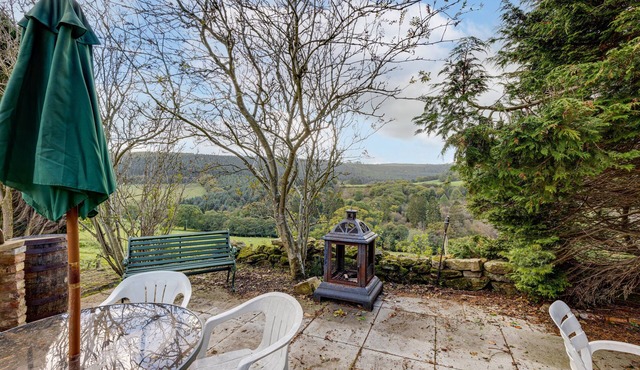 Family Country Cottage With a Private Valley View