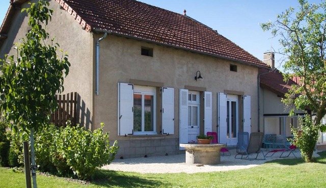 Family Country Cottage with Garden in Cindré