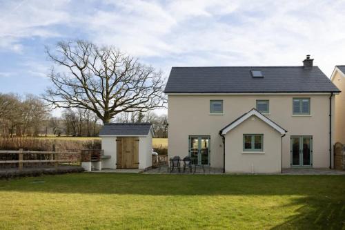 Family Country Cottage with Stunning Mountain View sleeps 12