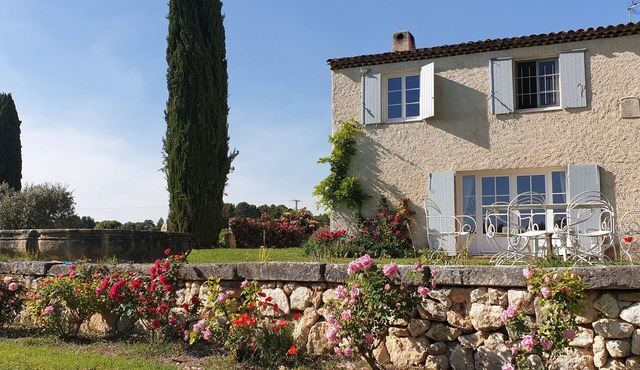 Family country house with swimming pool in the heart of nature. Pets welcome.