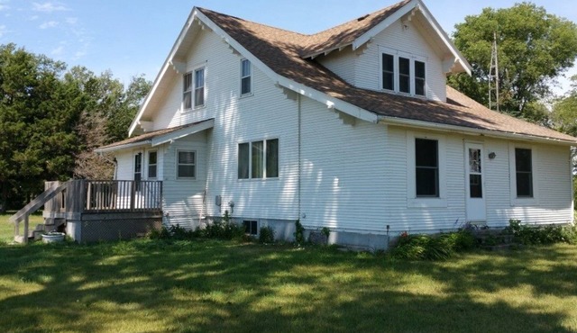 Family Country home ready for a getaway in east S Dak. Hunting & fishing close.