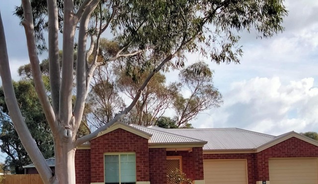 Family/couples Getaway - Entire House - 4 Bedrooms - Hot Tub - Double Garage