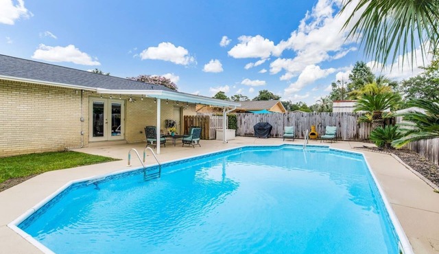 Family, Couples, whole Pool House, 3/2, fenced