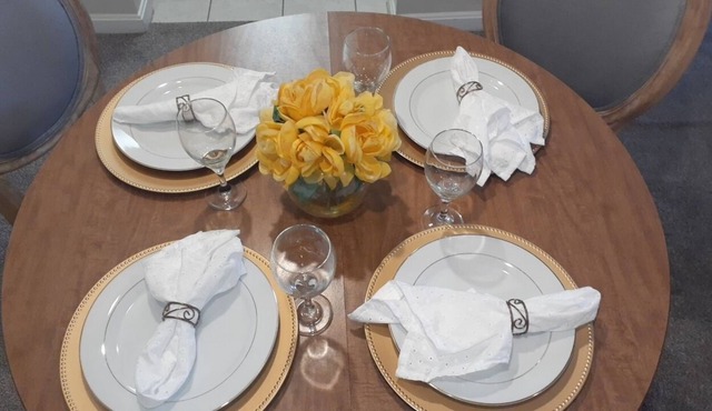 Family deluxe 2-rooms apartment, 2 minutes from downtown Frederick & restaurants