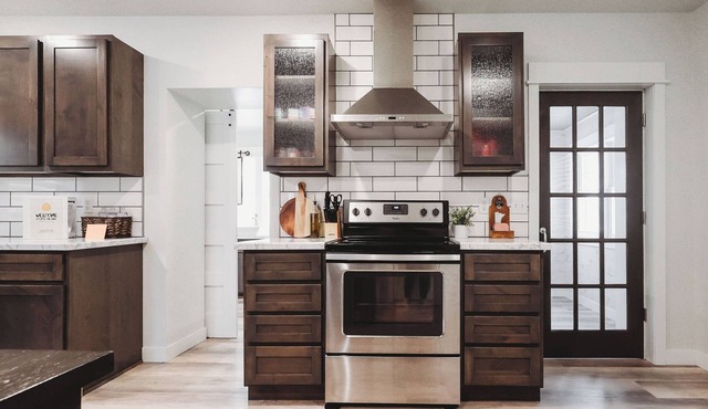 Family & dog friendly; 5 min walk to beach, bars, downtown, restaurants and park