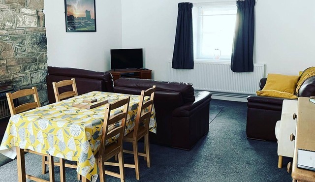 Family & dog friendly seaside flat Llansteffan Carmarthen West Wales sleeps 5