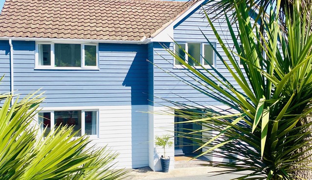 Family/dog friendly modern coastal property with hot tub & stunning ocean views