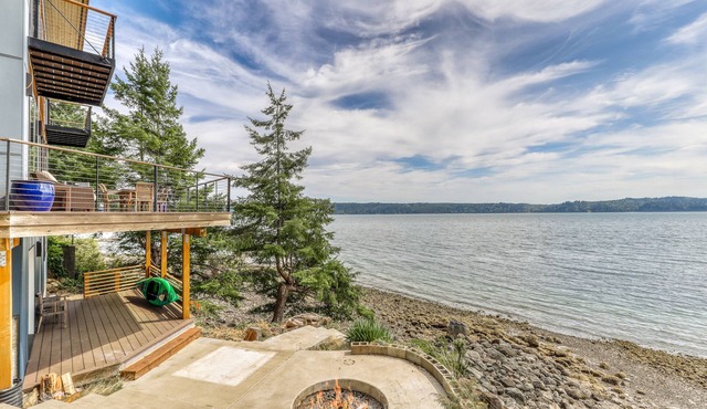 Family & dog-friendly waterfront home w/free WiFi & a full kitchen