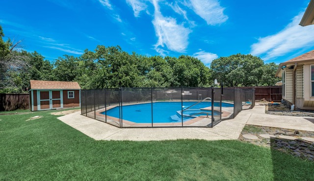 Family Dream Home, Arcade fun!, Huge Pool! 5 bedrooms, 3 baths