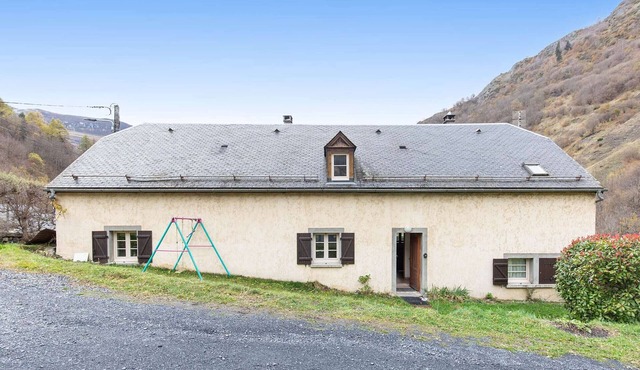 Family duplex, 9 people, pets allowed, parking, near shuttle in Barèges
