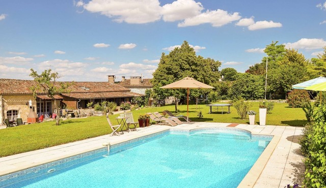 Family Escape with Pool