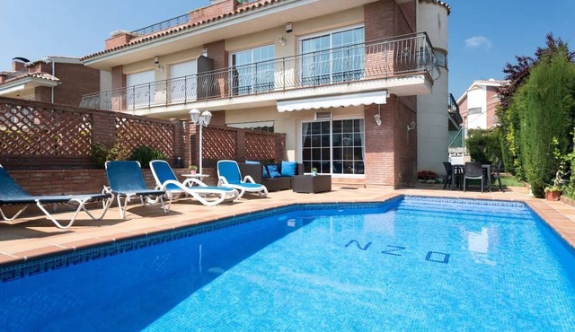 FAMILY HOUSE WITH POOL VERY CLOSE TO THE BEACH